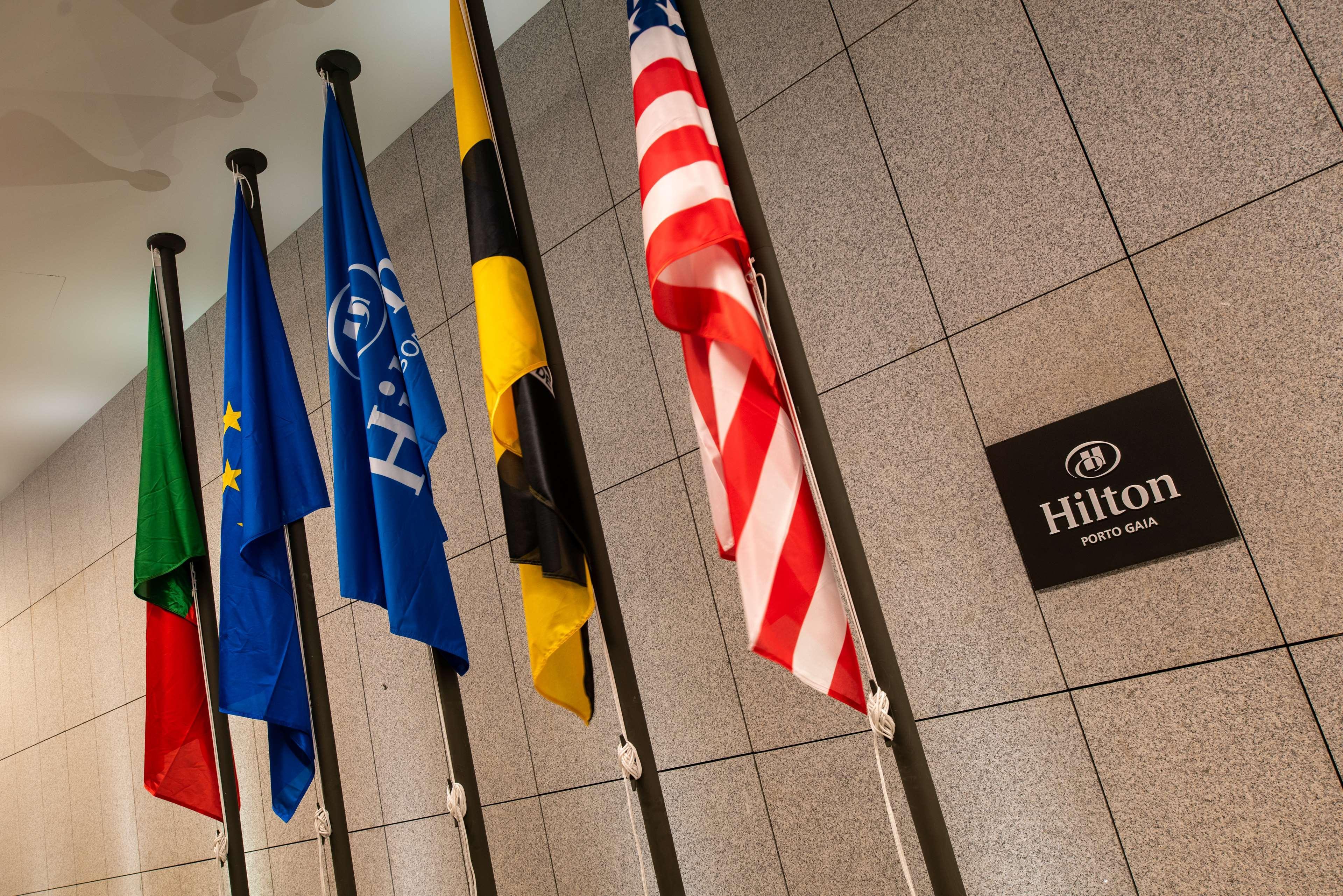فندق Hilton Porto Gaia فيلا نوفا دي غايا المظهر الخارجي الصورة Flags of the world at the Hilton Munich Airport
