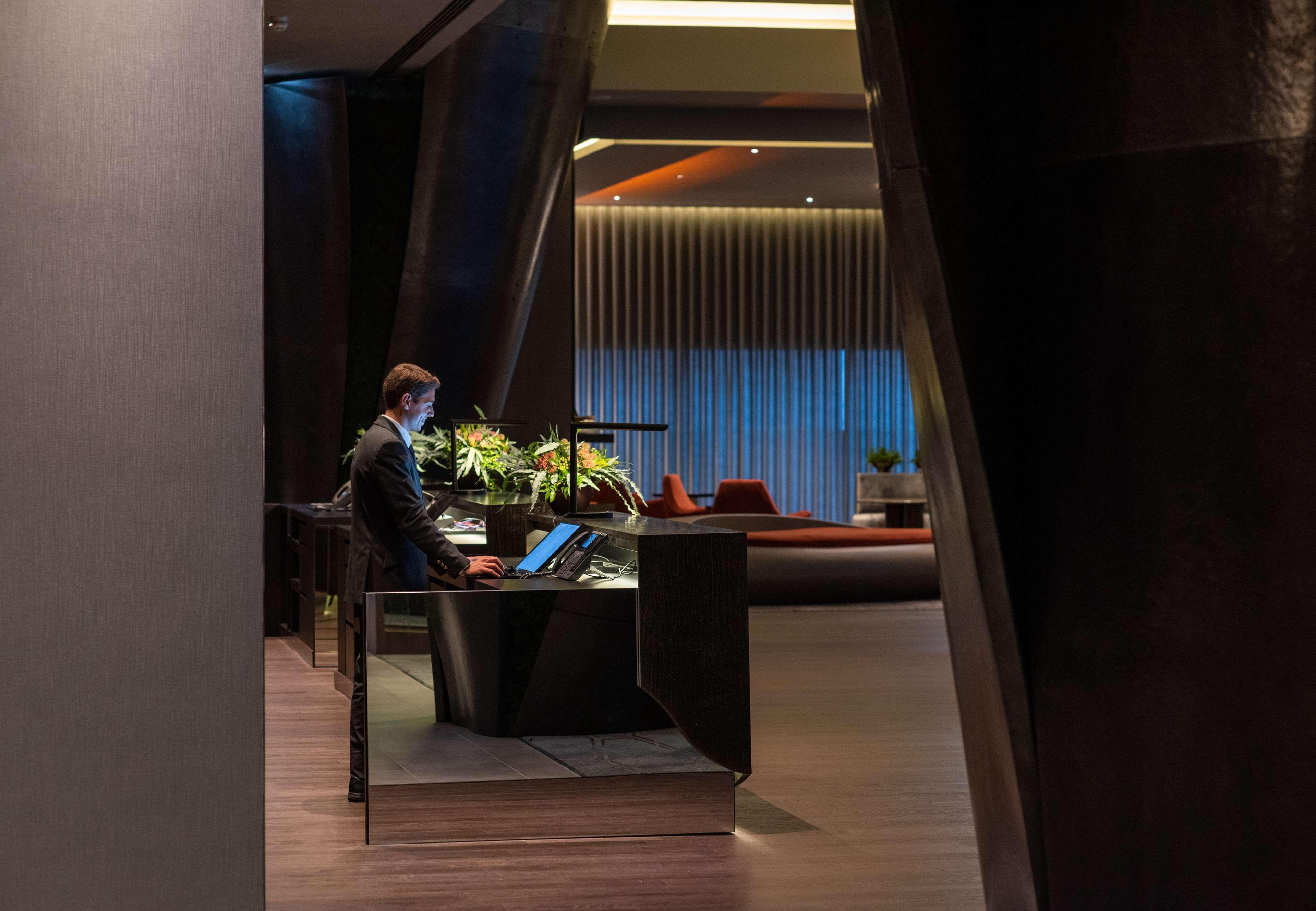 فندق Hilton Porto Gaia فيلا نوفا دي غايا المظهر الخارجي الصورة The reception desk at the hotel